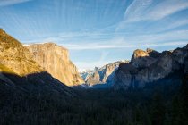 Parque Nacional Yosemite al amanecer, California, EE.UU. - foto de stock