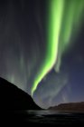 Larga exposición de Northern Lights, Arnarfjordur, Islandia - foto de stock