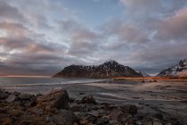 Plage de sable fin, Flakstad, Lofoten, Nordland, Norvège — Photo de stock