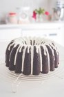 Gâteau bundt au chocolat sur une grille de refroidissement — Photo de stock