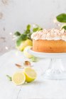 Coalhada de limão e bolo de merengue em um cakestand — Fotografia de Stock