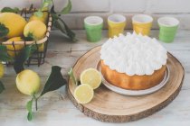 Лимонный творог и торт с безе на выпечке — стоковое фото