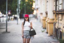 Donna sorridente in piedi in strada, Praga, Repubblica Ceca — Foto stock