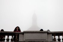 Mujer rezando por Sacre Coeur, Paris, Francia - foto de stock