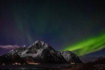 Luzes do norte sobre montanhas costeiras, Flakstad, Lofoten, Nordland, Noruega — Fotografia de Stock