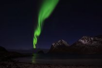 Northern lights over beach, Flakstad, Lofoten, Nordland, Norway — Stock Photo