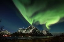 Northern lights over coastal mountains, Flakstad, Lofoten, Nordland, Norway — Stock Photo
