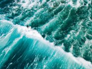 Вид сёрфера с воздуха на гребне волны, Barwon Heads, Белларинский полуостров, Виктория, Австралия — стоковое фото