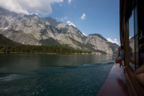 Туристическая лодка на озере Кенигсси летом, Бавария, Германия — стоковое фото