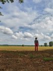 Visão traseira de um homem olhando para a paisagem rural vista, França — Fotografia de Stock