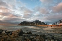 Plage de sable fin, Flakstad, Lofoten, Nordland, Norvège — Photo de stock