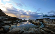 Paisaje costero al atardecer, Lofoten, Nordland, Noruega - foto de stock