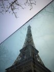 Eiffelturm hinter einer Glasscheibe, Paris, Frankreich — Stockfoto
