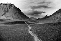 Strada attraverso il paesaggio rurale, Islanda centro-meridionale, Islanda — Foto stock