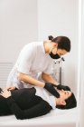 Косметолог готує жінку до лікування вуглецевої шкірки в клініці — стокове фото