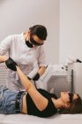 Femme ayant un traitement d'épilation au laser dans un salon de beauté — Photo de stock