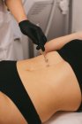 Femme ayant gel appliqué pour un traitement d'épilation au laser dans un salon de beauté — Photo de stock