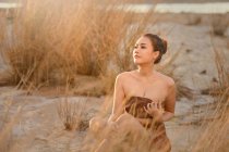 Belle femme assise sur la plage, Thaïlande — Photo de stock