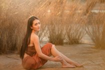 Bella donna seduta sulla spiaggia, Thailandia — Foto stock