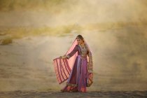 Retrato de una hermosa mujer vestida con ropa tradicional de Oriente Medio - foto de stock