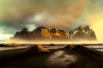 Paisaje de montaña de Vestrahorn, Península de Stokksnes, Islandia - foto de stock
