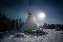 Tipi in verschneiter Winternachtslandschaft, Yellowknife, Nordwest-Territorien, Kanada — Stockfoto