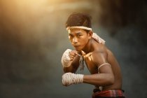 Retrato de um treinamento de pugilista tailandês, Tailândia — Fotografia de Stock