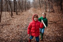Zwei glückliche Jungen wandern durch den Wald, USA — Stockfoto