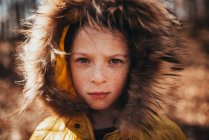Retrato de una niña con capucha de piel - foto de stock