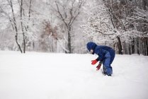 Мальчик играет на снегу, США — стоковое фото