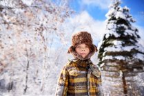 Портрет хлопчика з мисливським ковпаком на снігу (США). — стокове фото