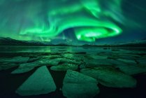 Northern lights over Jokulsarlon glacial lagoon, Vatnajokull Glacier National Park, Iceland — Stock Photo
