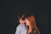 Портрет улыбающейся женщины с сыном — стоковое фото
