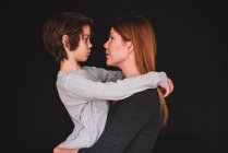 Портрет матери, обнимающей сына — стоковое фото