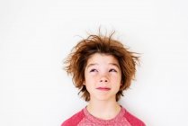 Retrato de um menino com cabelo bagunçado — Fotografia de Stock