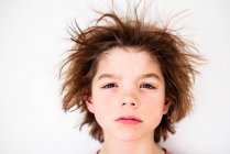 Porträt eines Jungen mit unordentlichem Haar — Stockfoto