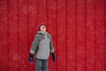 Fille attrapant des flocons de neige dans la bouche, États-Unis — Photo de stock