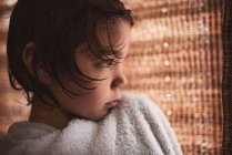 Close-up de um menino envolto em uma toalha depois de um banho — Fotografia de Stock