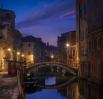 Paesaggio urbano di notte, Venezia, Veneto, Italia — Foto stock