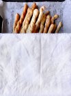 Servilleta sobre palitos de pan recién horneados - foto de stock