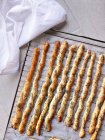 Вид сверху на свежеиспеченные хлебные палочки — стоковое фото