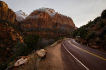 Estrada através da paisagem rural, Parque Nacional de Zion, Utah, EUA — Fotografia de Stock