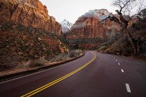 Estrada através da paisagem rural, Parque Nacional de Zion, Utah, EUA — Fotografia de Stock