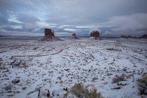 Зима в долині пам'ятника, штат Арізона, штат Юта, США — стокове фото