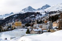 Paisaje urbano en la nieve, St Moritz, Suiza - foto de stock