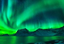 Luces boreales sobre Haukland Beach, Leknes, Lofoten, Nordland, Noruega - foto de stock
