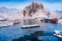 Lilandstinden montagna e Hamnoy porto, Moskensoya, Moskenes, Lofoten, Nordland, Norvegia — Foto stock