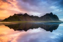 Réflexions sur la montagne Vestrahorn, péninsule de Stokksnes, Islande — Photo de stock