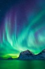 Nordlichter über Haukland Beach, Leknes, Lofoten, Nordland, Norwegen — Stockfoto