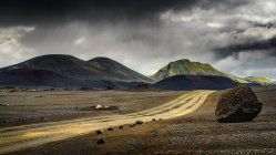 Carretera a través de Landmannalaugar, Reserva Fjallabak Natura, Highlands, Islandia - foto de stock